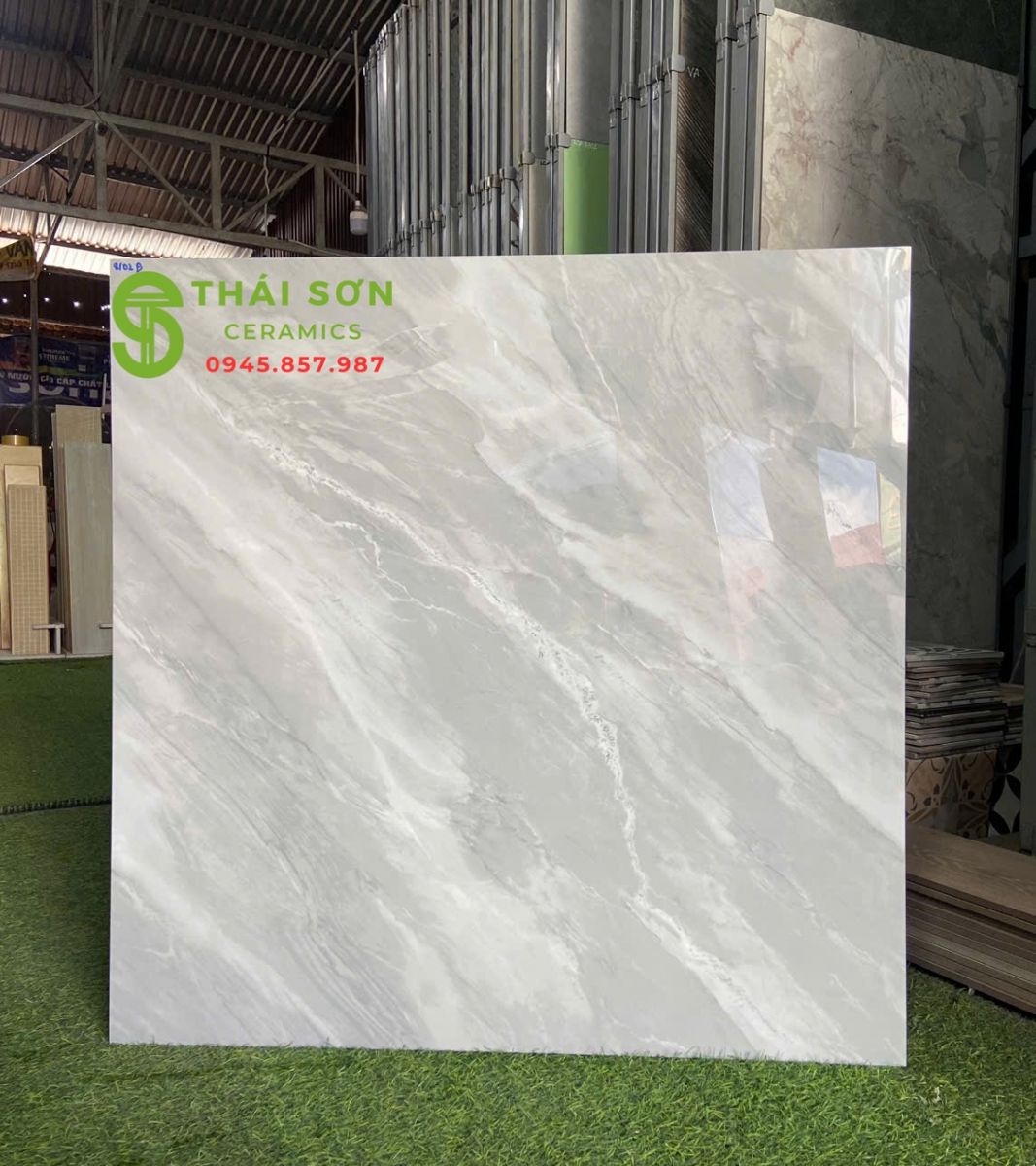 Gạch lát nền phòng khách 80x80 toko bóng kính